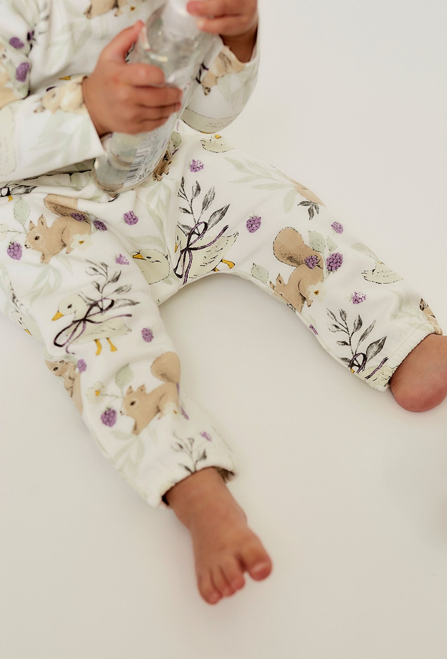 Białe spodnie dresowe dla niemowlaka - 510.15.