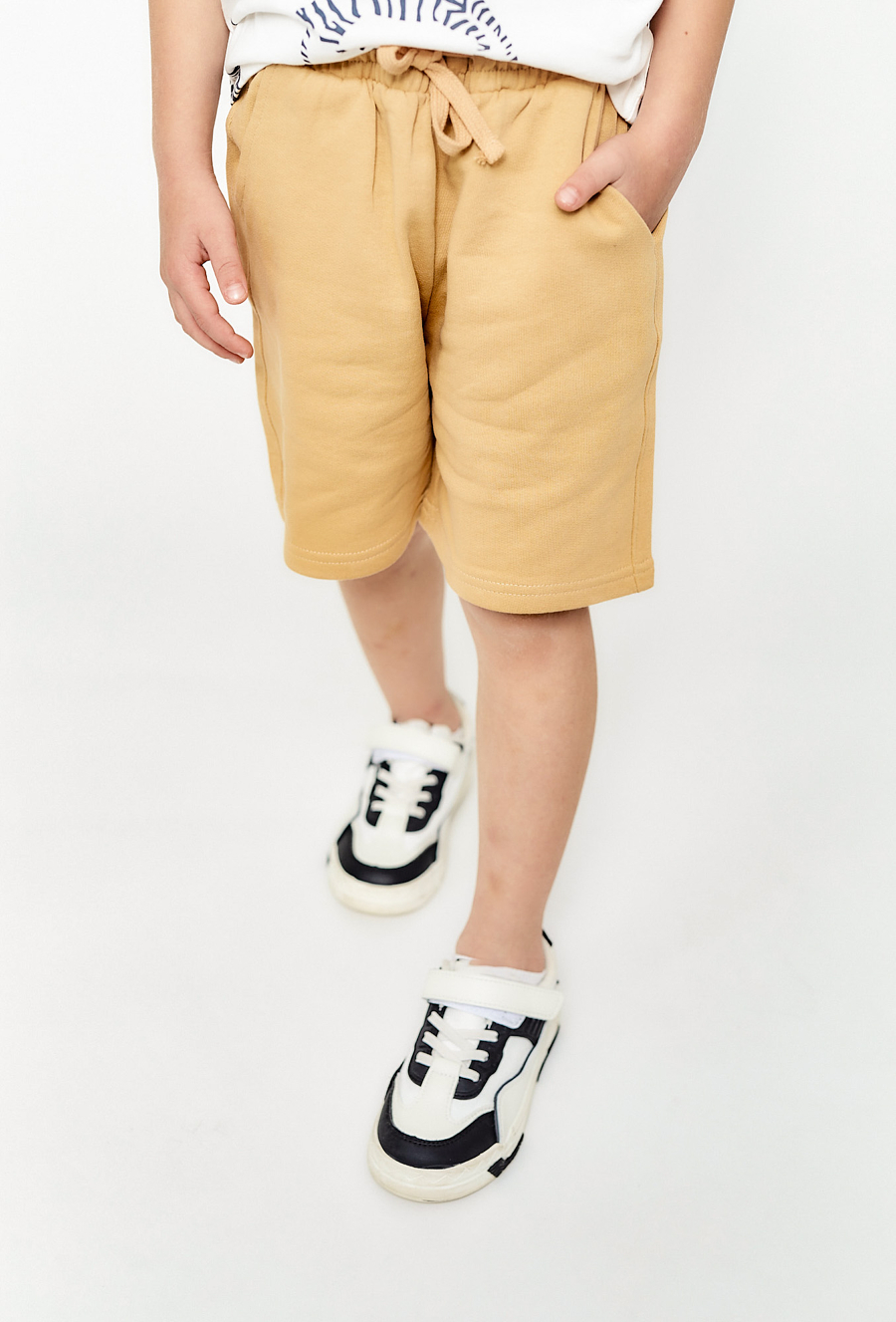 komplet ubrań na lato - biały t-shirt w zebry i szorty