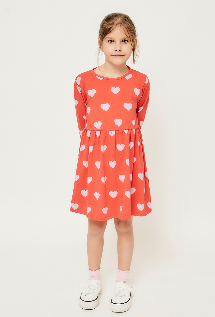 Czerwona sukienka z długim rękawem w serduszka