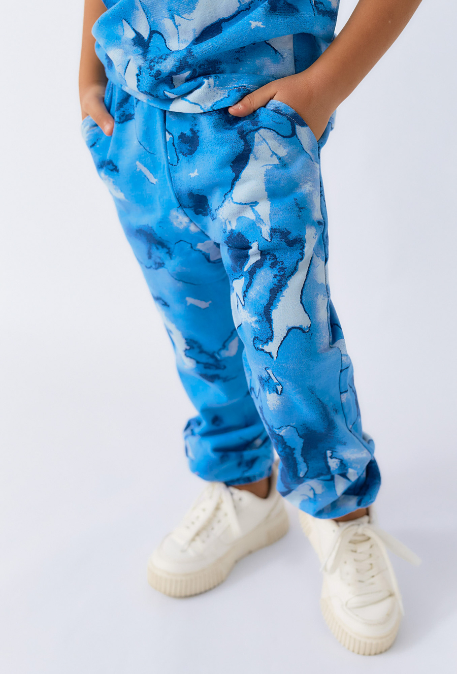 Spodnie dresowe chłopięce ze wzorem moro