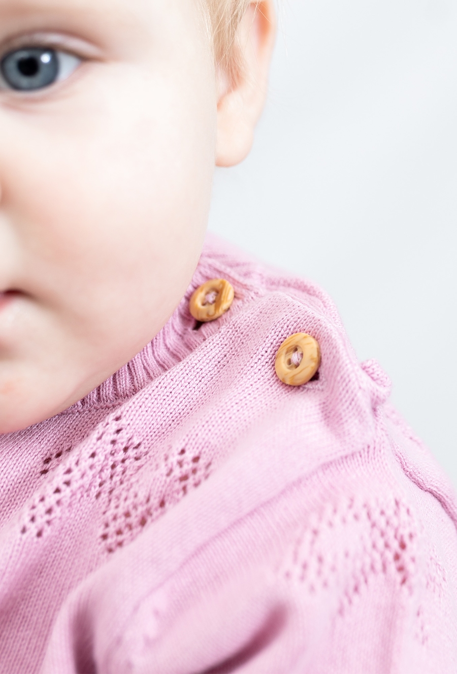Różowy sweterek dla niemowlaka