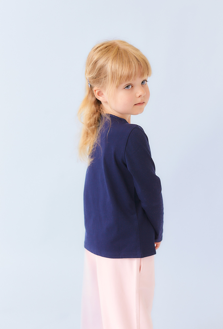 Granatowa bluzka dziewczęca z nadrukiem pieska i napisem.