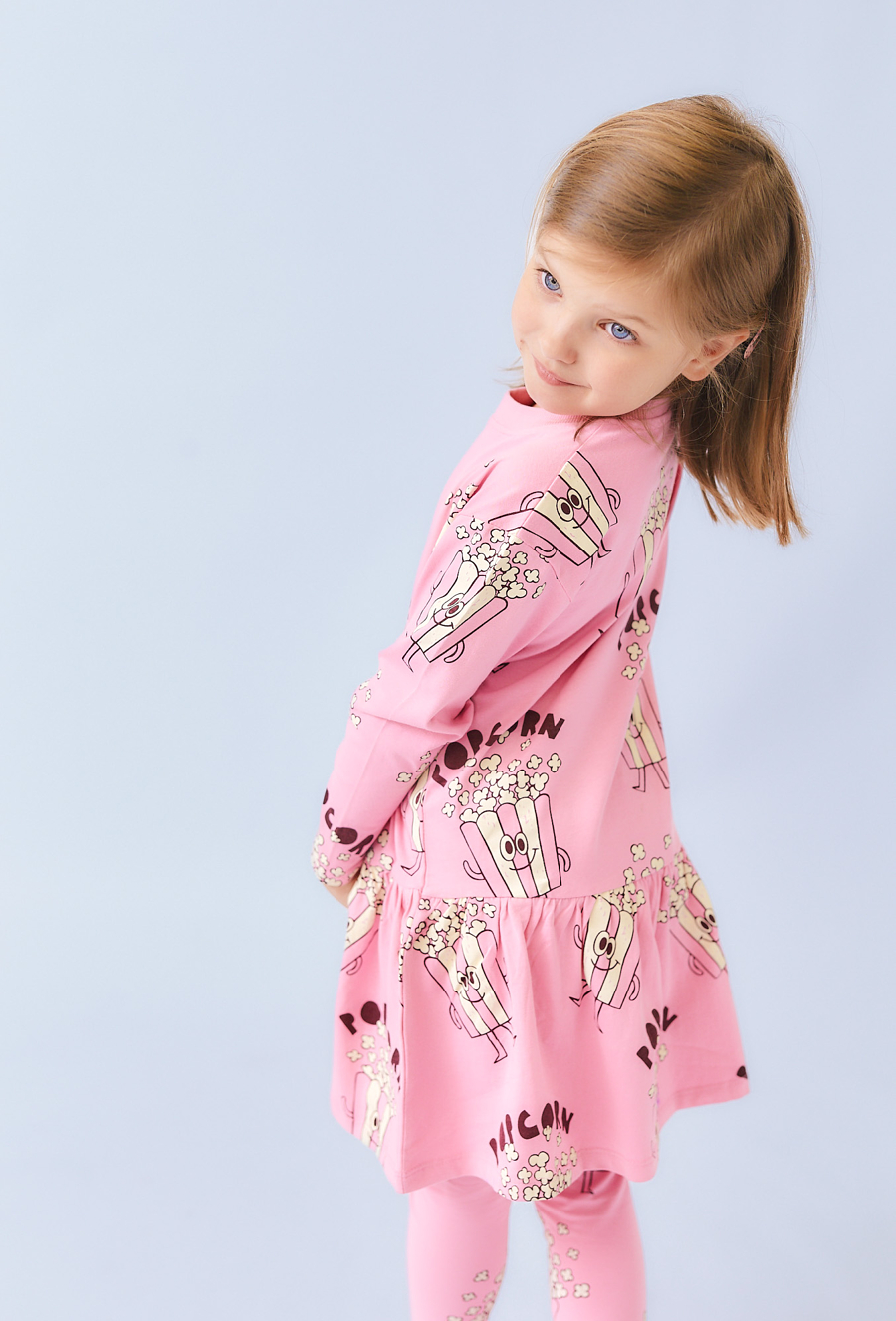 Różowa sukienka dziewczęca z motywem popcornu