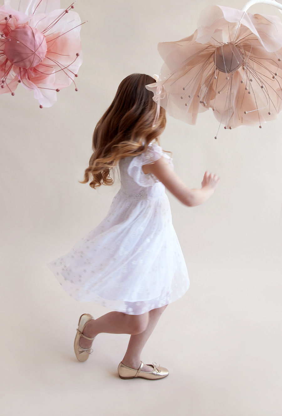 Sukienka z tiulem i kwiatowym haftem