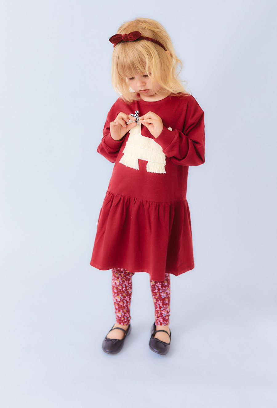 Czerwona sukienka dziewczęca z aplikacją pieska