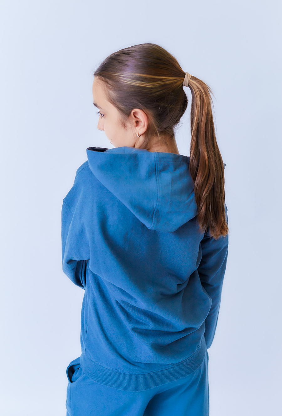 Niebieska bluza dziewczęca z kapturem i dżetami