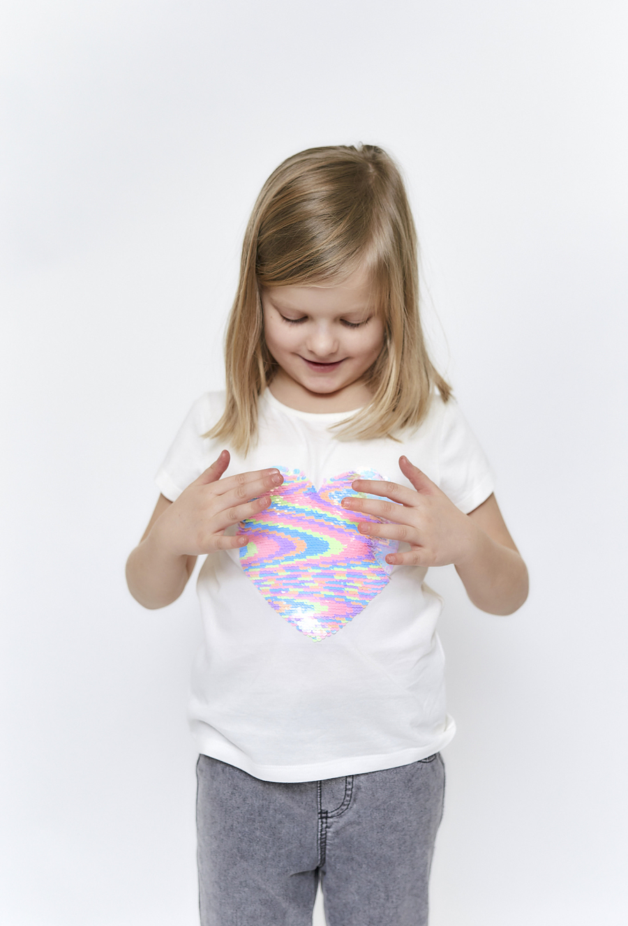 Dziewczęcy t-shirt z cekinowym serduszkiem - 510.15.