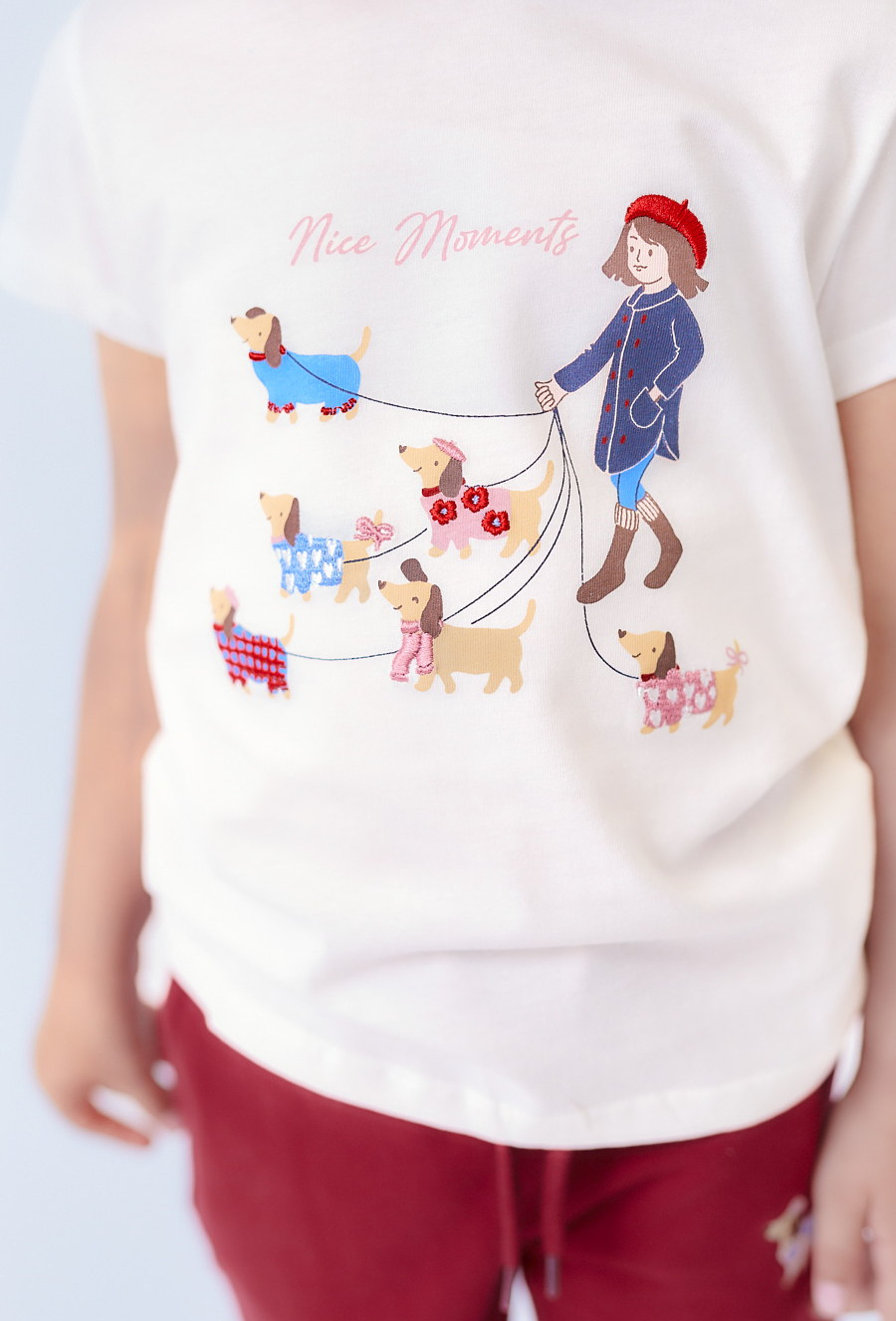 Koszulka ecru dziewczęca w pieski – haft i nadruk.