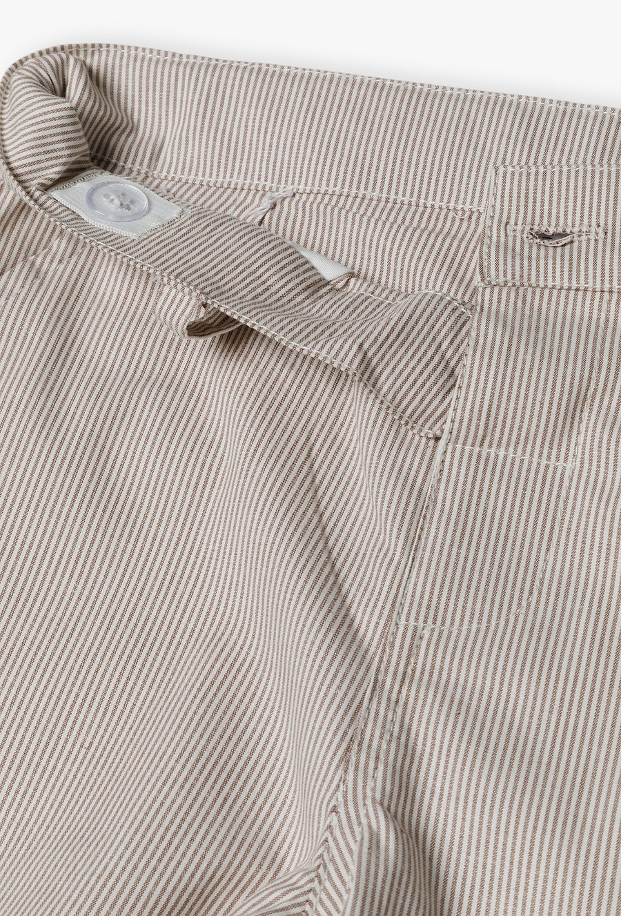 Krótkie spodenki z tkaniny - beżowo - białe paski - Max&Mia