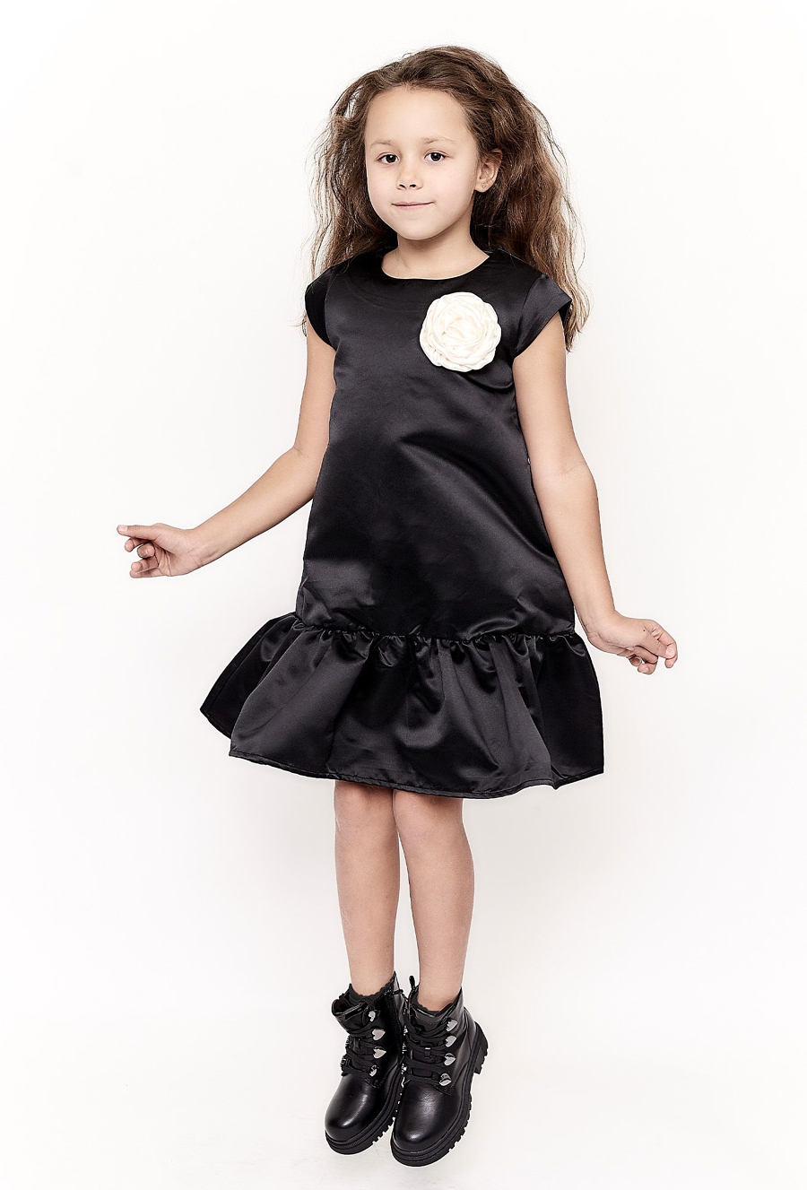 Czarna sukienka z ótkim rękawem