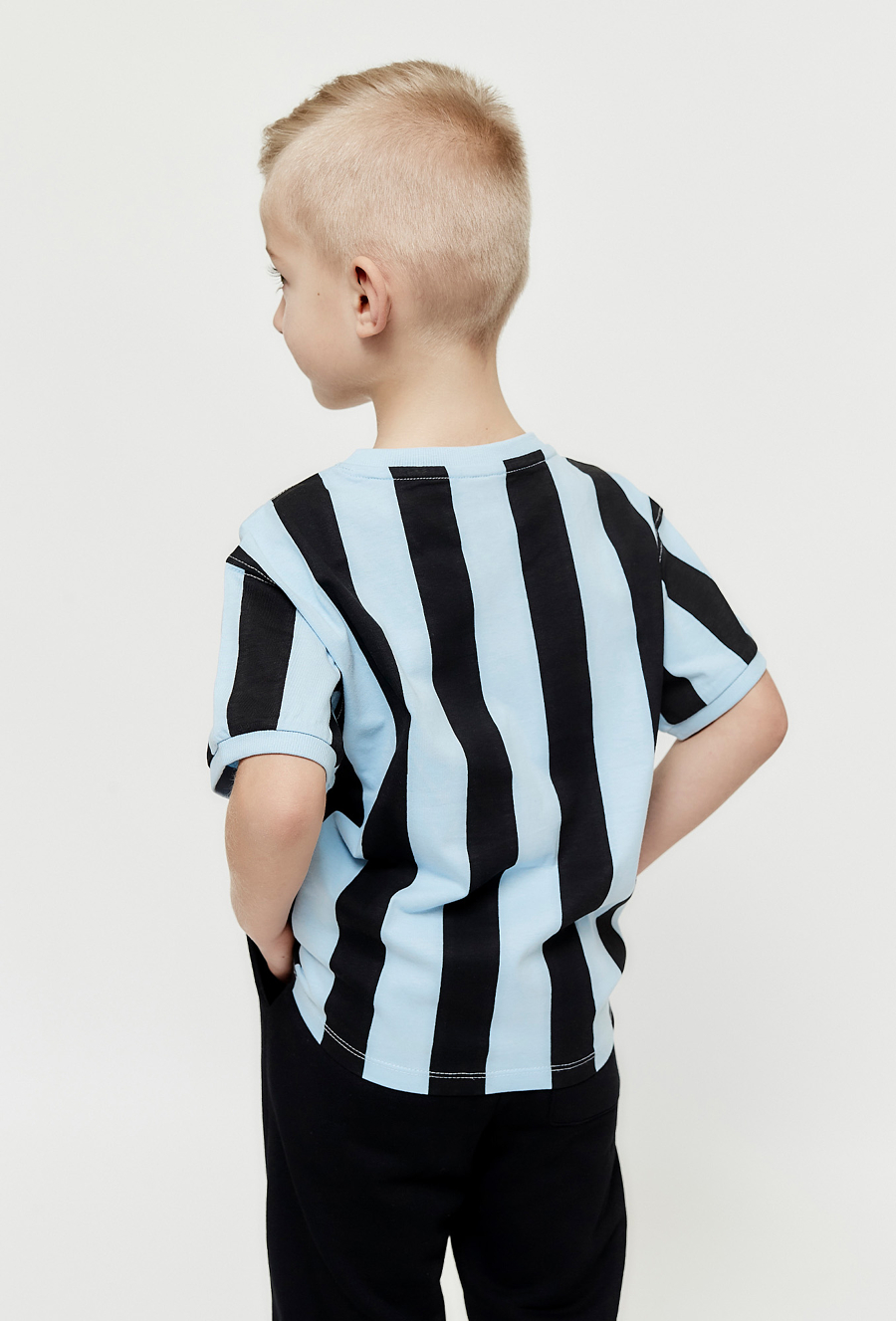 Dzianinowy t-shirt w niebiesko - granatowe paski