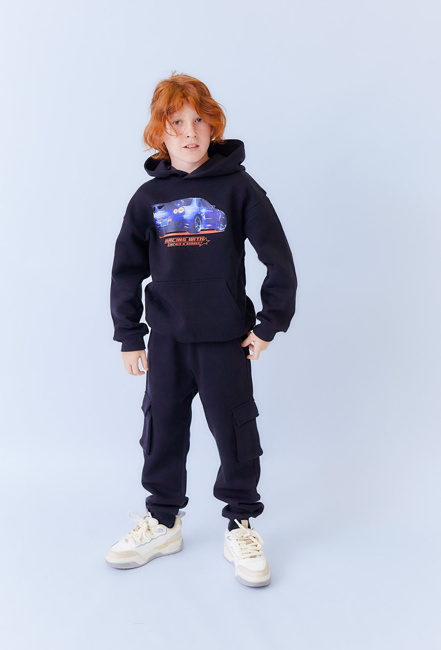Czarna bluza chłopięca z kapturem i nadrukiem auta