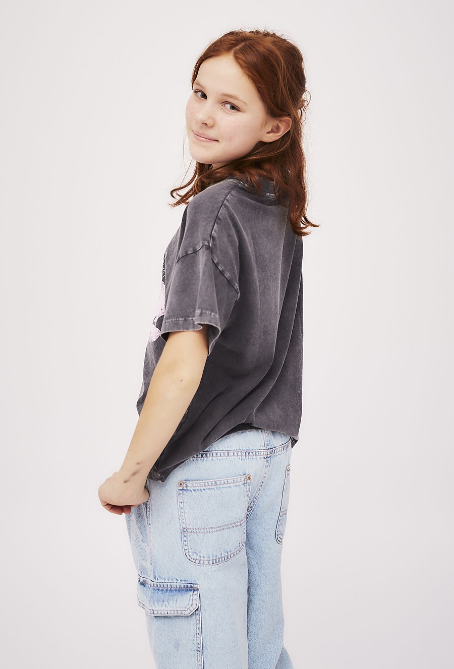 Dziewczęcy T-shirt oversize z nadrukiem - szary