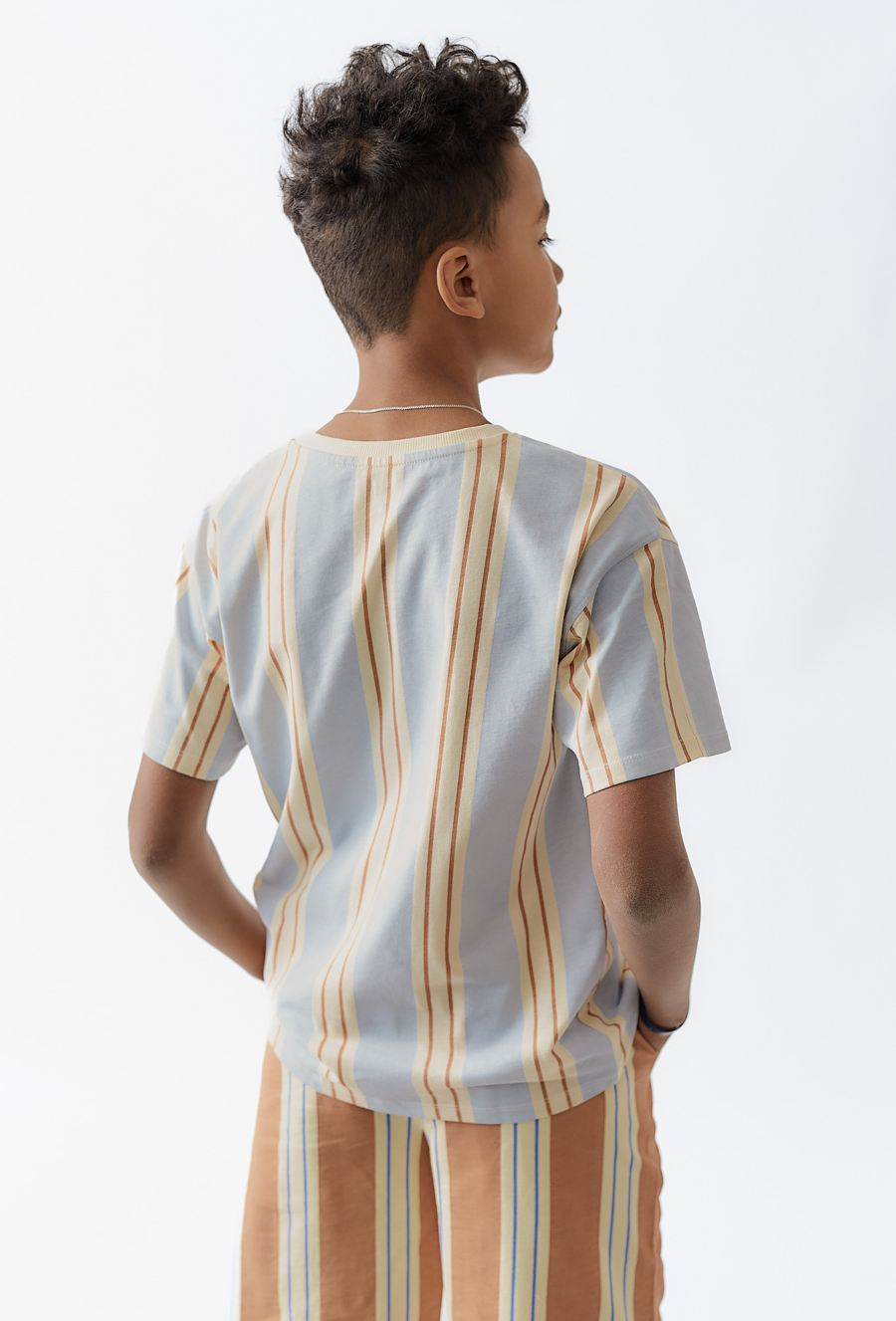 Koszulka chłopięca w paski z kieszonką