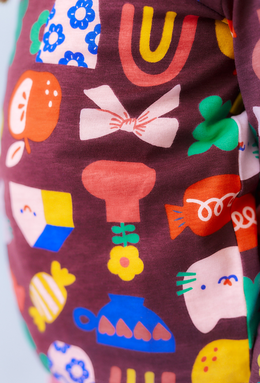 Brązowa bluzka dziewczęca z falbankami i kolorowym printem