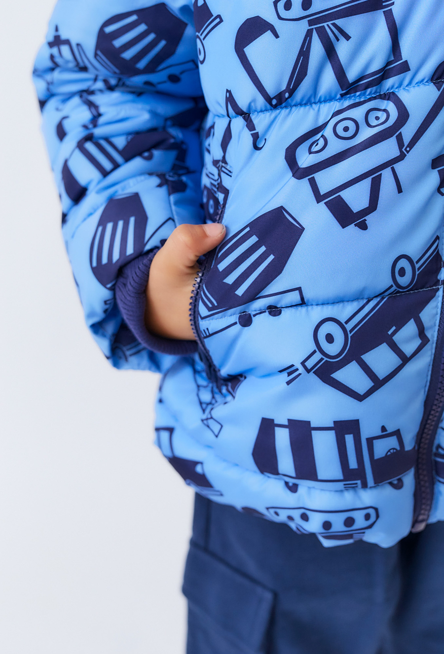 Niebieska kurtka zimowa chłopięca z nadrukiem pojazdów