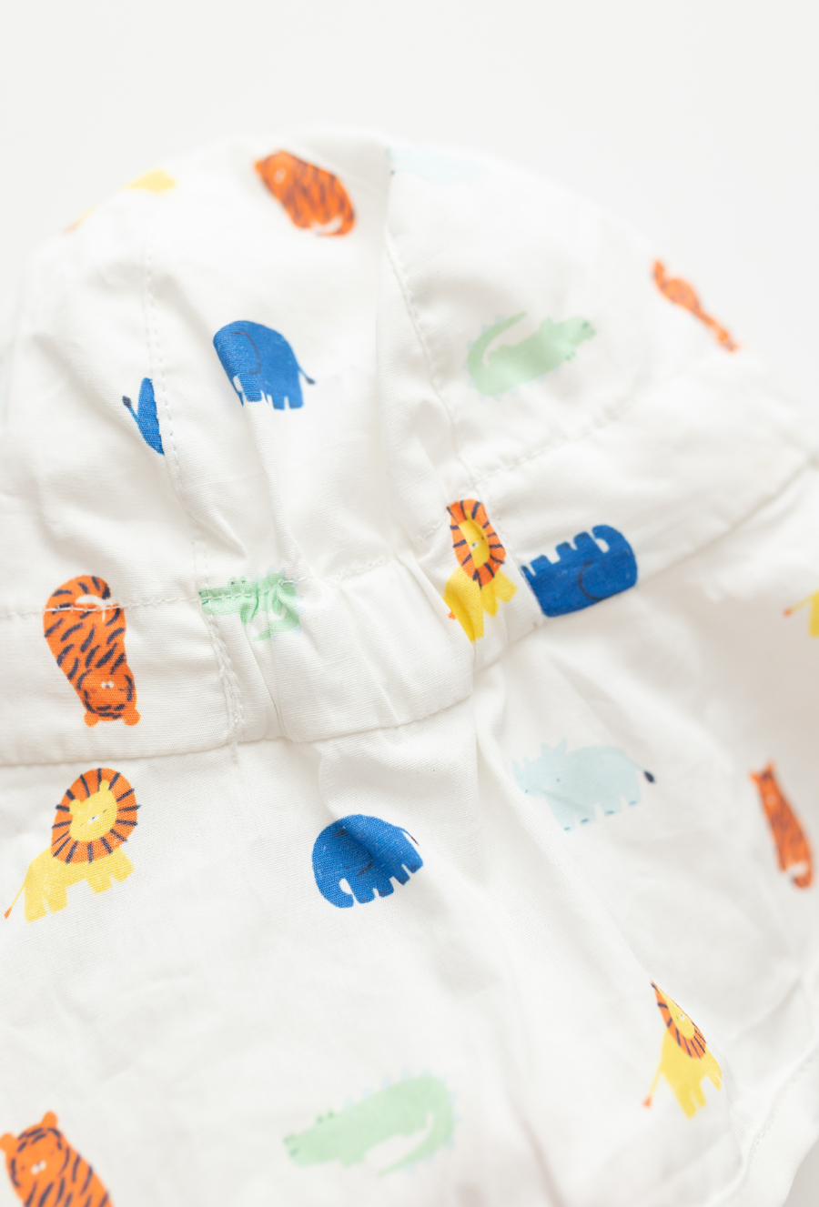 Bawełniana czapka z daszkiem dla niemowlaka – zwierzątka. biała