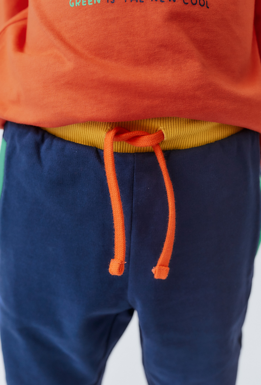 Granatowe spodnie dresowe dziecięce Slim z kolorowymi wstawkami.