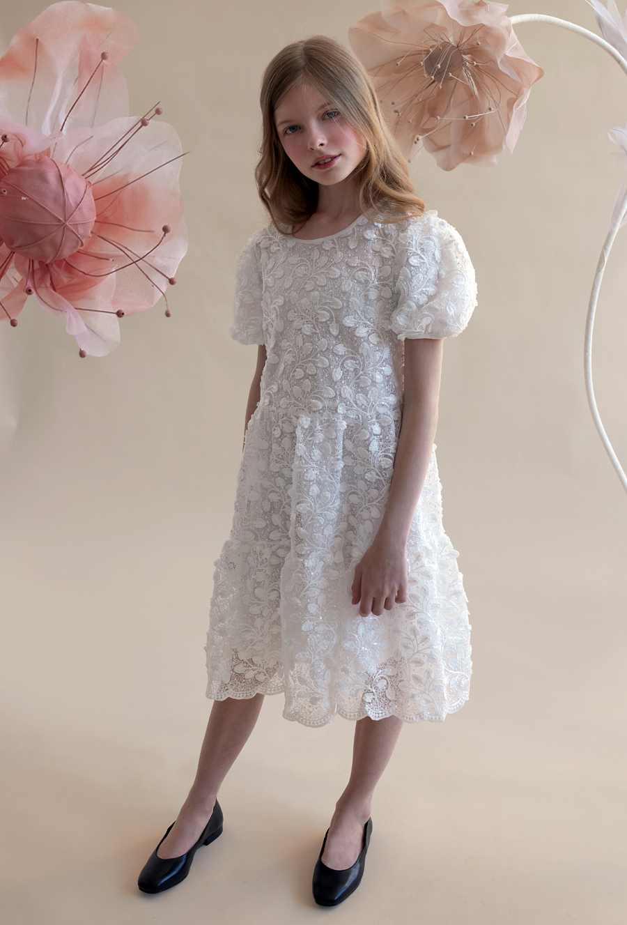 Biała elegancka sukienka z ótkimi rękawami