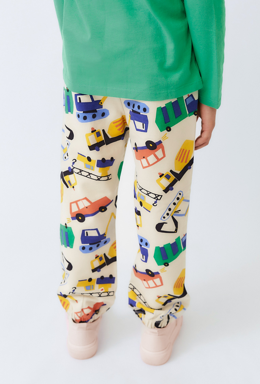 Ecru spodnie dresowe dziecięce z motywem autek.