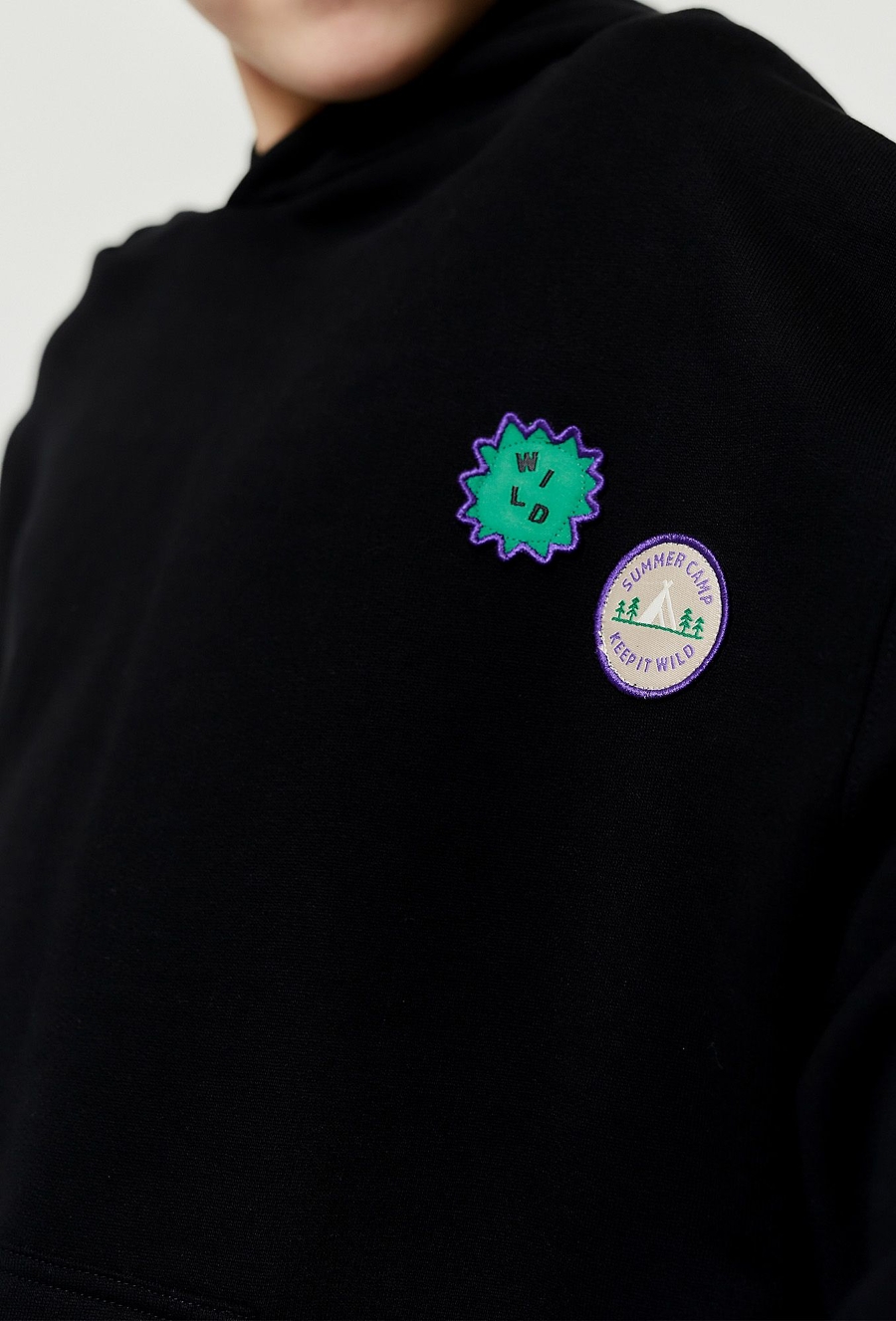 Nierozpinana bluza z kapturem i naszywkami