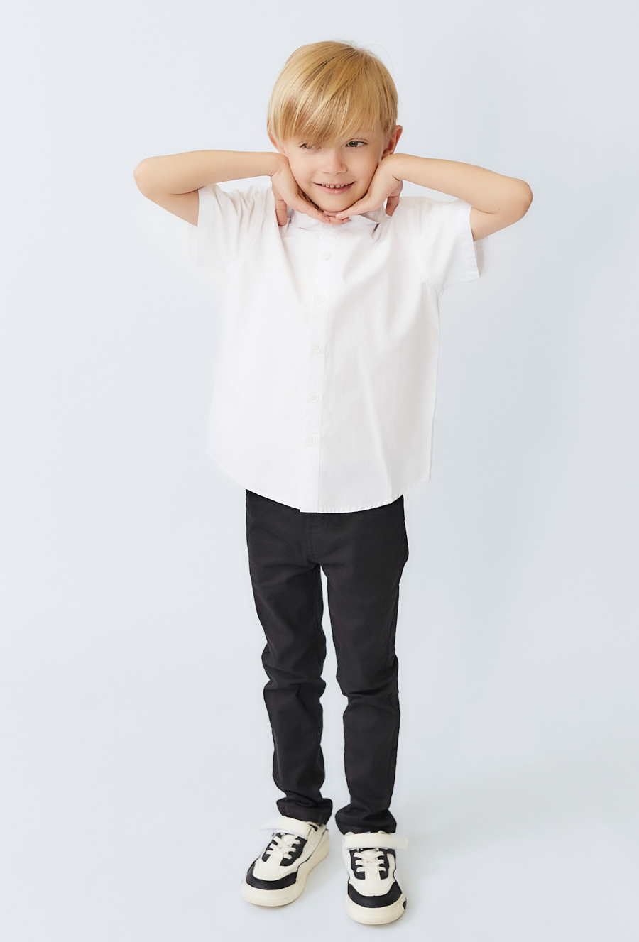 Biała koszula chłopięca z ótkim rękawem i haftem