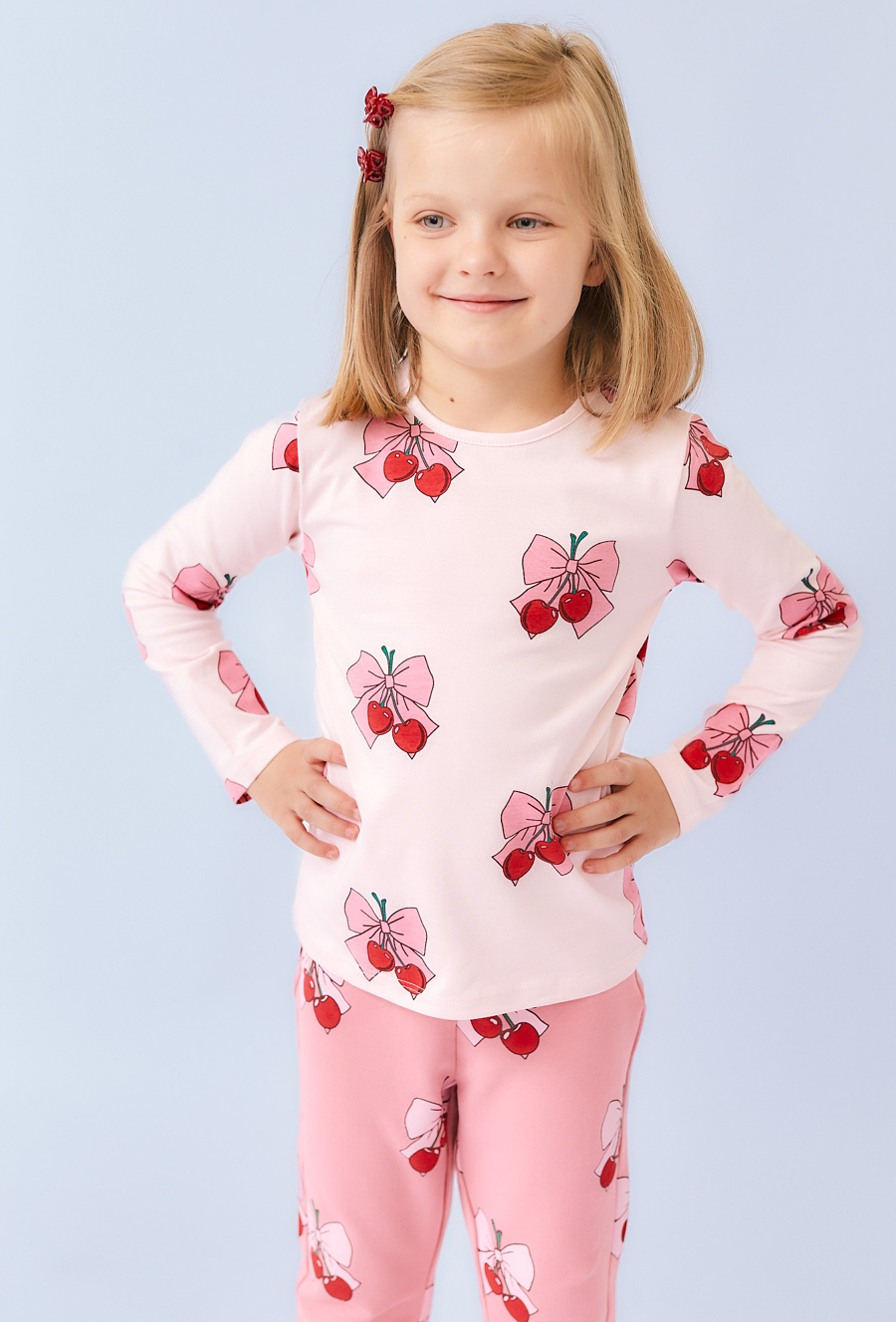 Różowa bluzka z nadrukiem kokardek z wisienkami