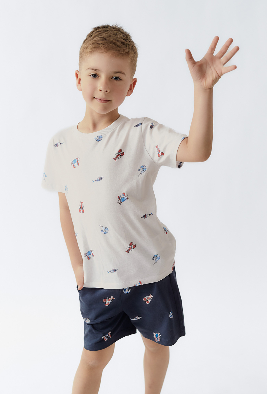 Biała koszulka chłopięca z nadrukiem