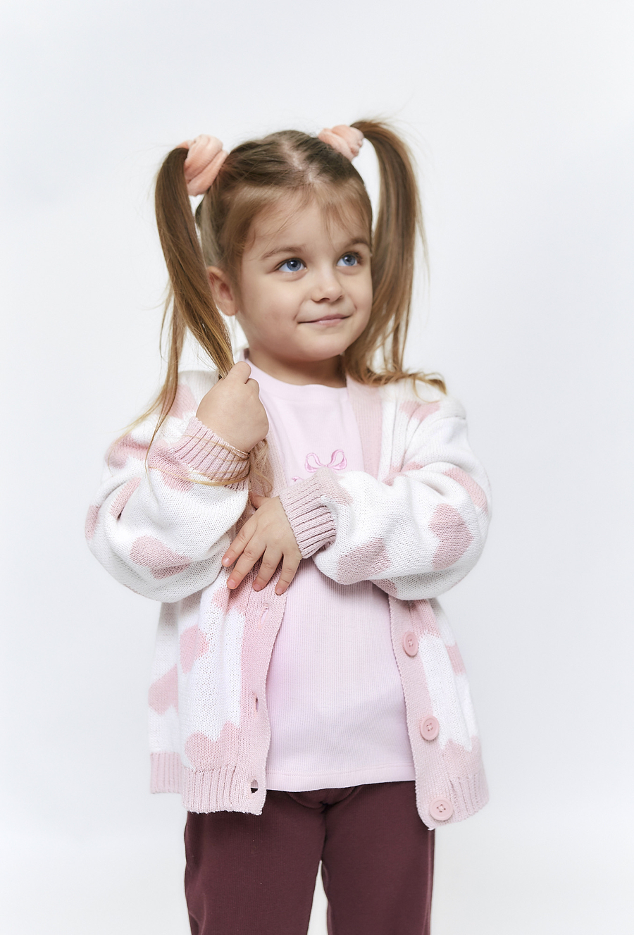 Sweter dziewczęcy rozpinany - ecru w różowe serduszka