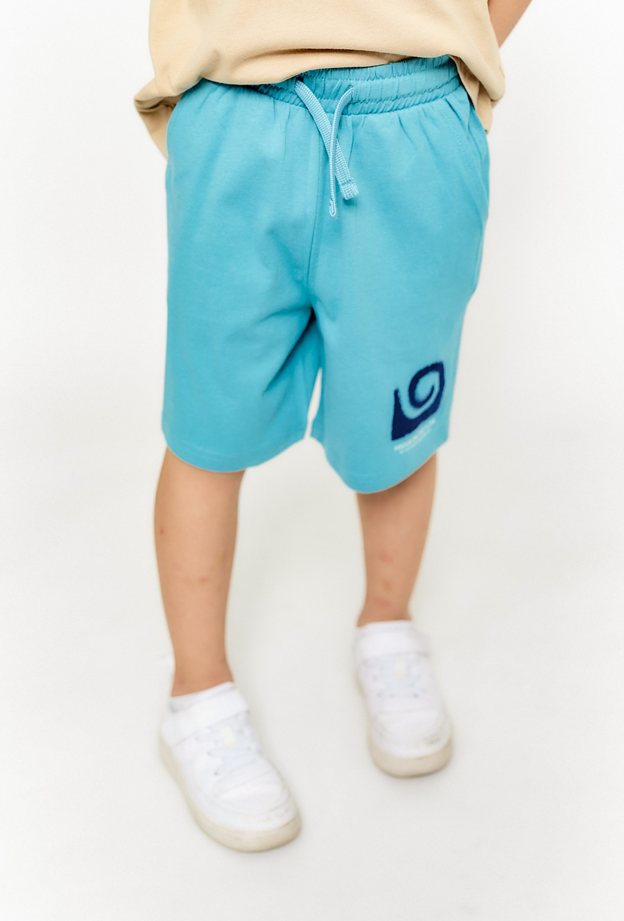 Szorty chłopięce z nadrukiem na nogawce