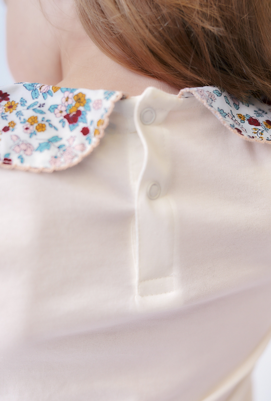 Ecru koszulka dziewczęca z tkaninowym kwiatowym kołnierzykiem