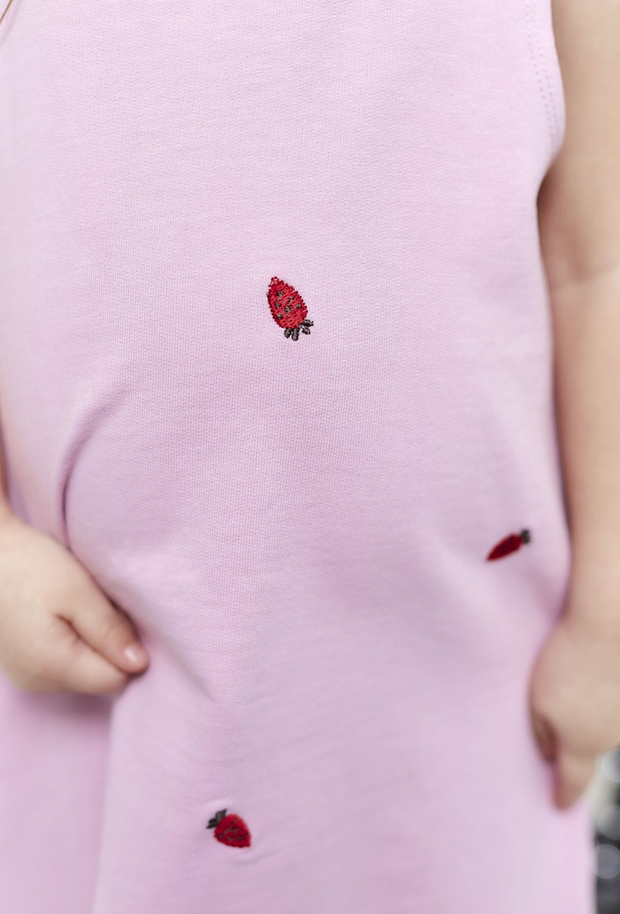 Różowa dzianinowa sukienka dziewczęca w poziomki