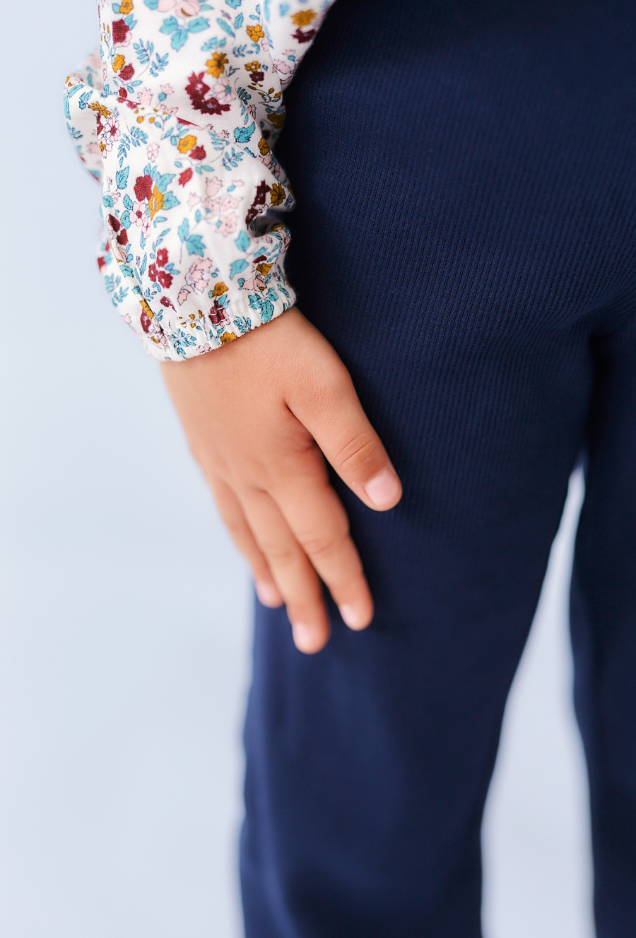 Granatowe spodnie dziewczęce flare z dzianiny prążkowanej