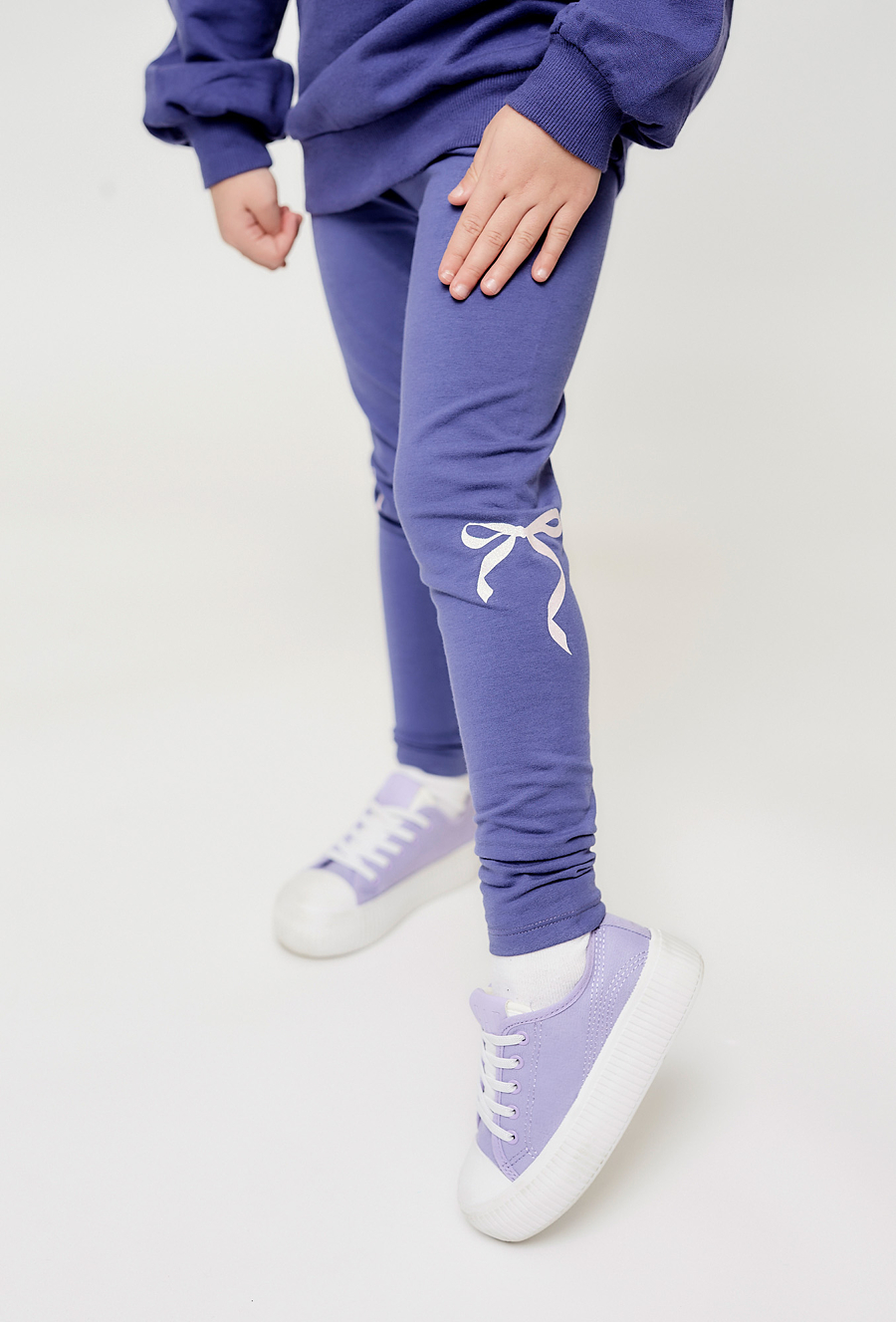 Granatowe legginsy dziewczęce z ozdobną wstążką - 510.15.