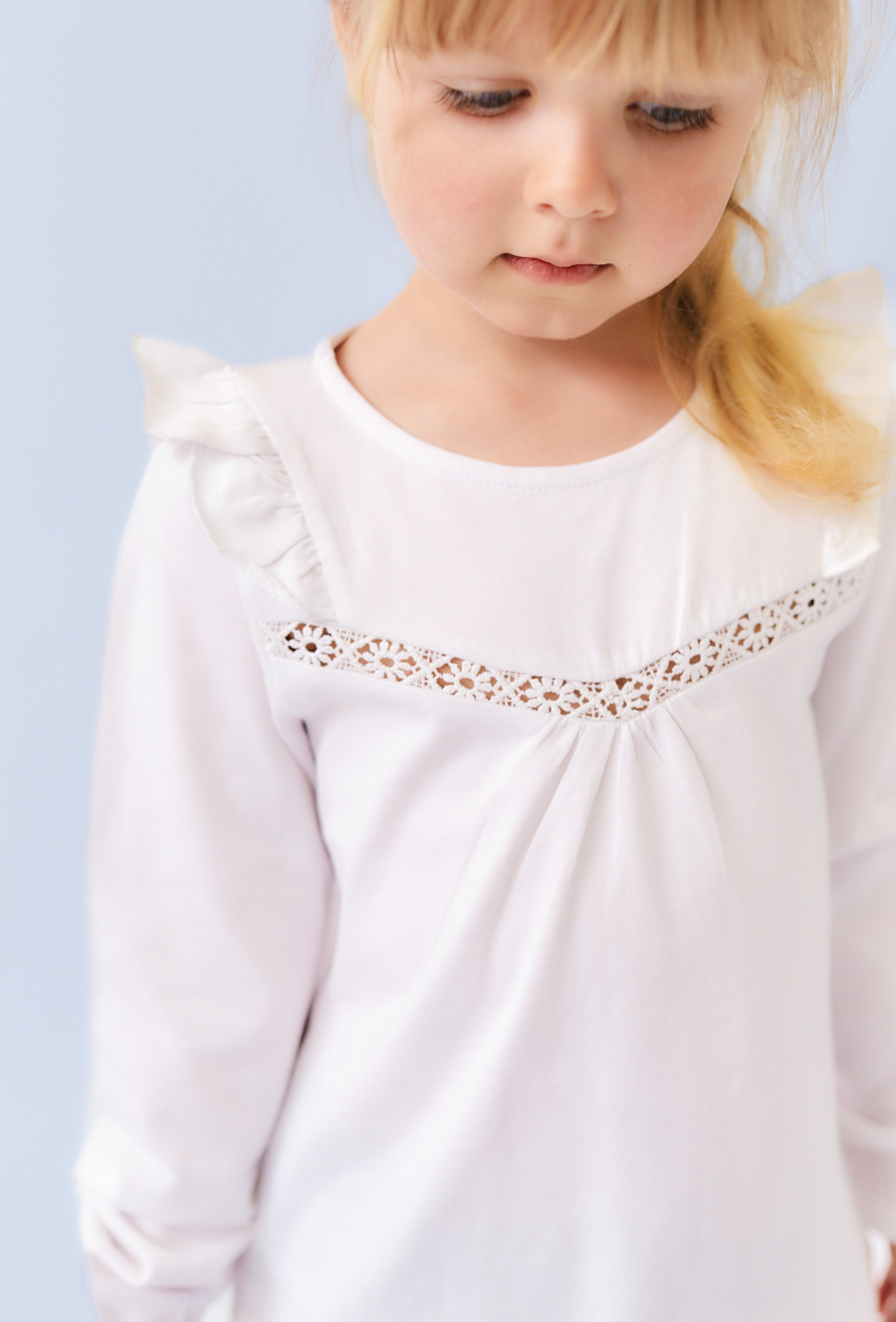 Biała bluzka z falbanką i koronkową wstawką