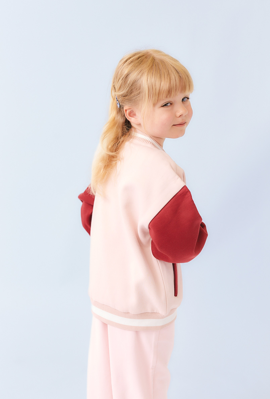 Różowa bomberka ocieplana z haftowaną aplikacją