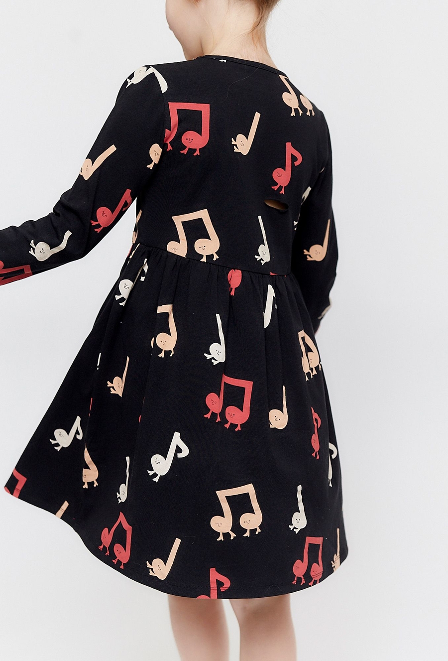 Sukienka z długim rękawem w nutki