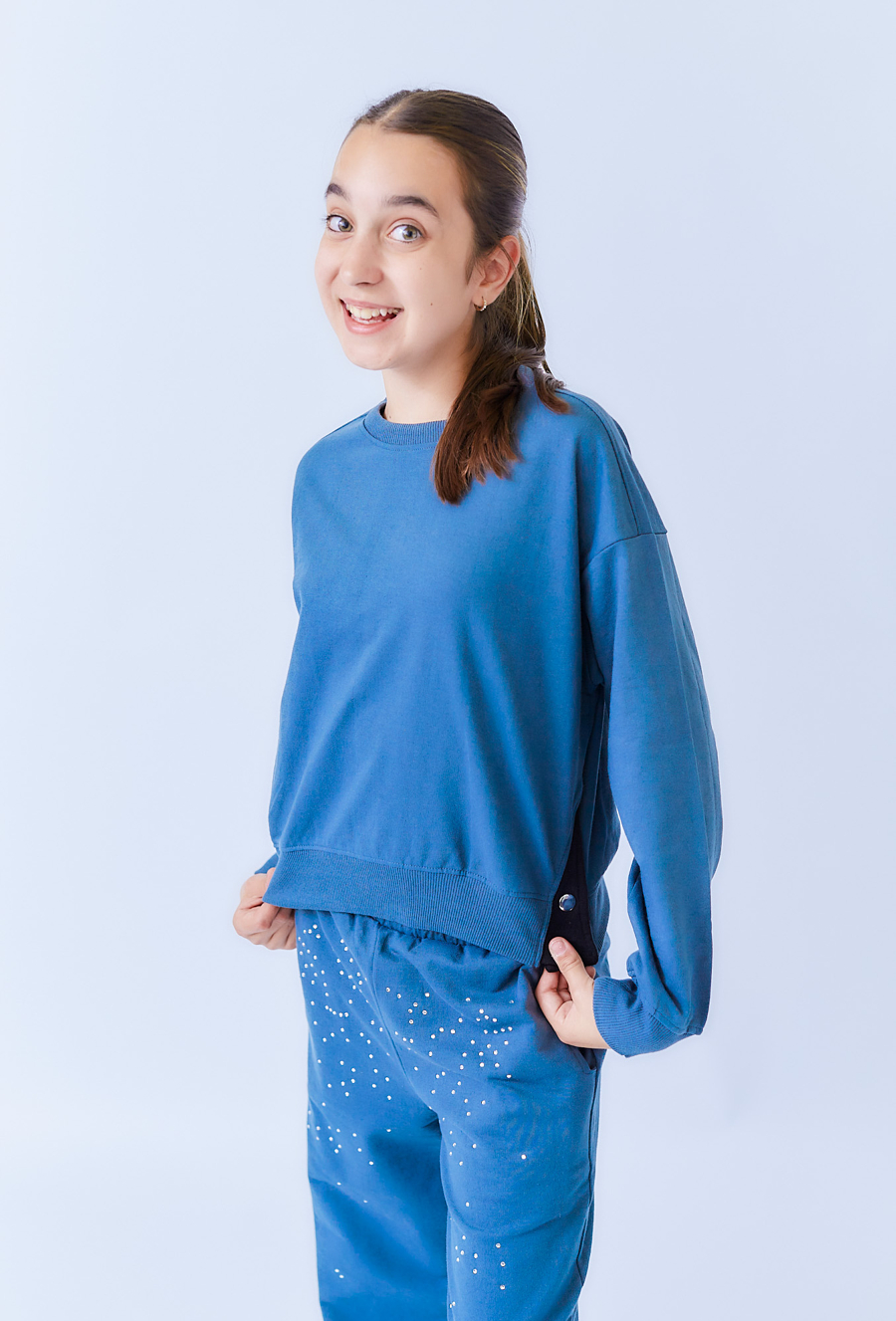 Niebieska bluza dziewczęca z rozpinanymi bokami