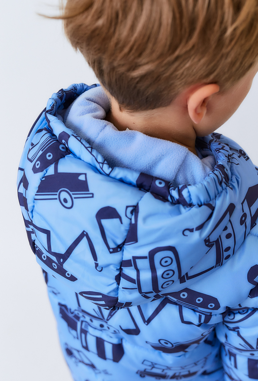 Niebieska kurtka zimowa chłopięca z nadrukiem pojazdów