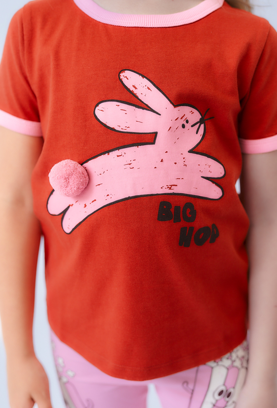 Czerwona koszulka z óliczkiem i pomponem - Limited Edition