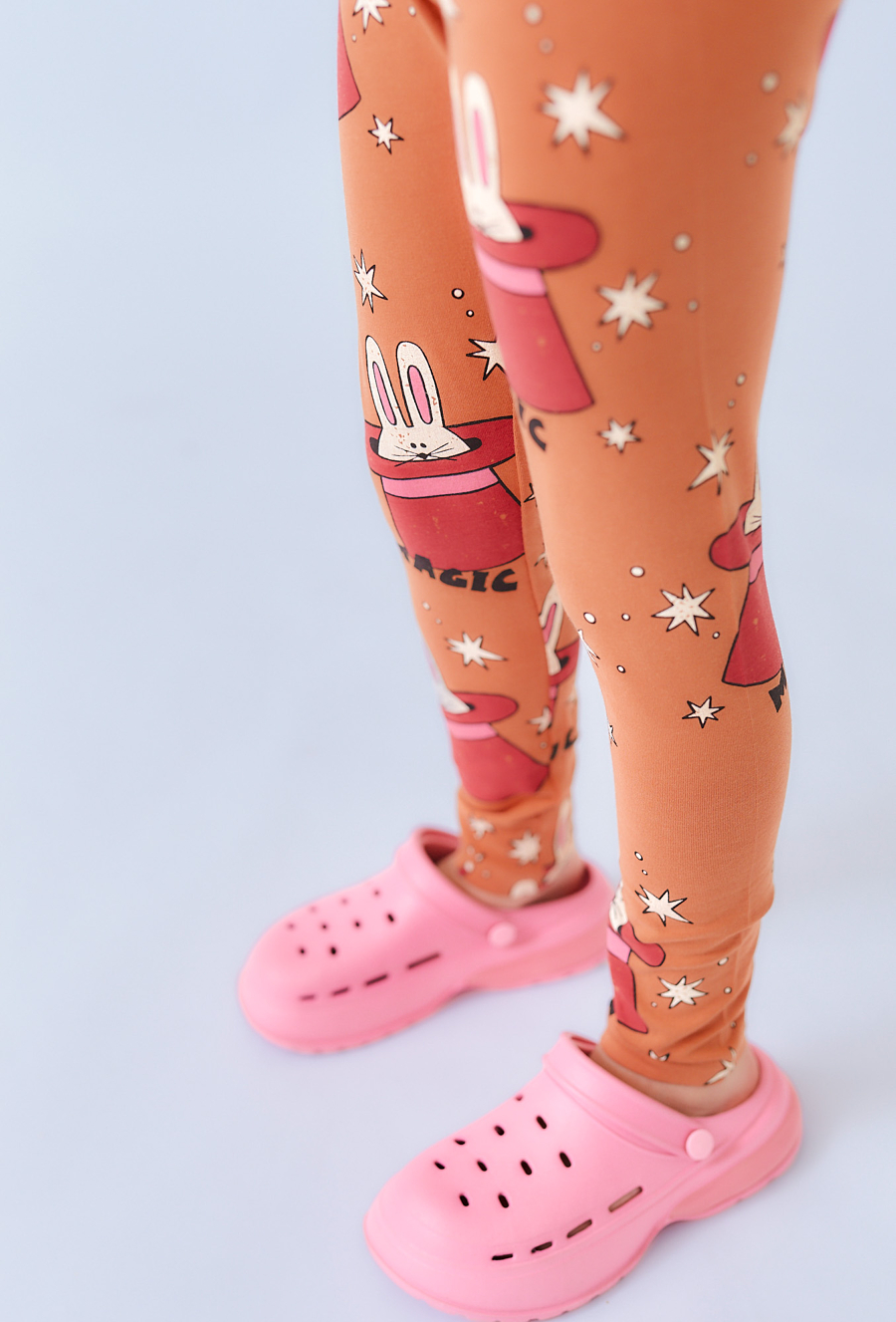 Brązowe legginsy dziewczęce z nadrukiem ólików.