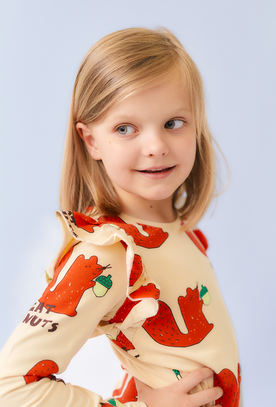 Beżowa bluzka z nadrukiem wiewiórek i falbankami