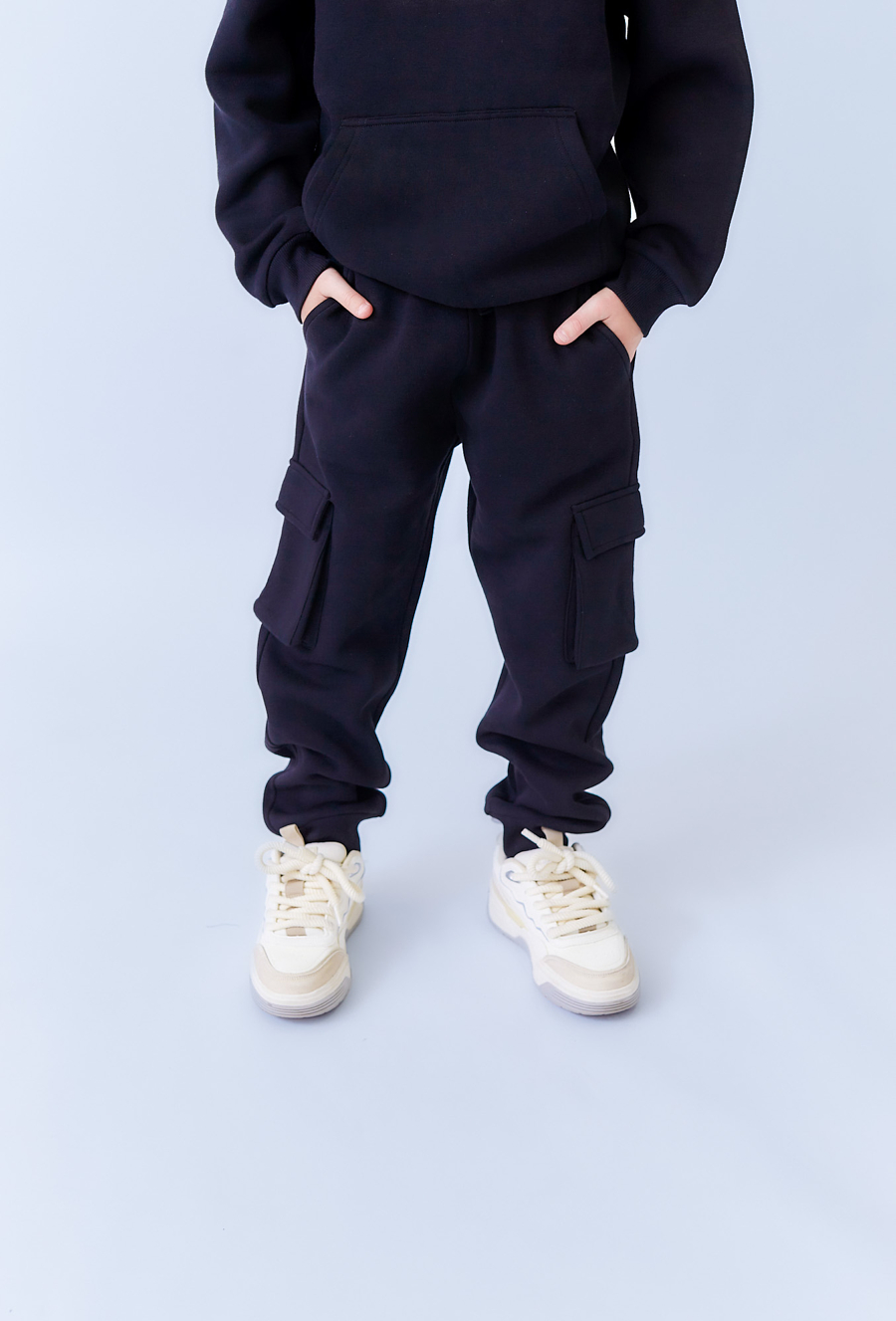 Czarne spodnie dresowe chłopięce cargo. cieplejszy model