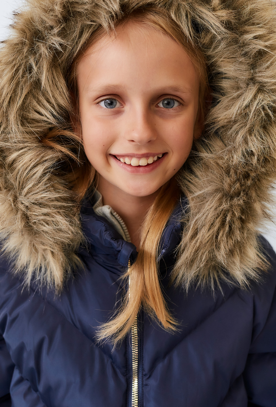 Granatowa kurtka zimowa dziewczęca z kapturem i futerkiem