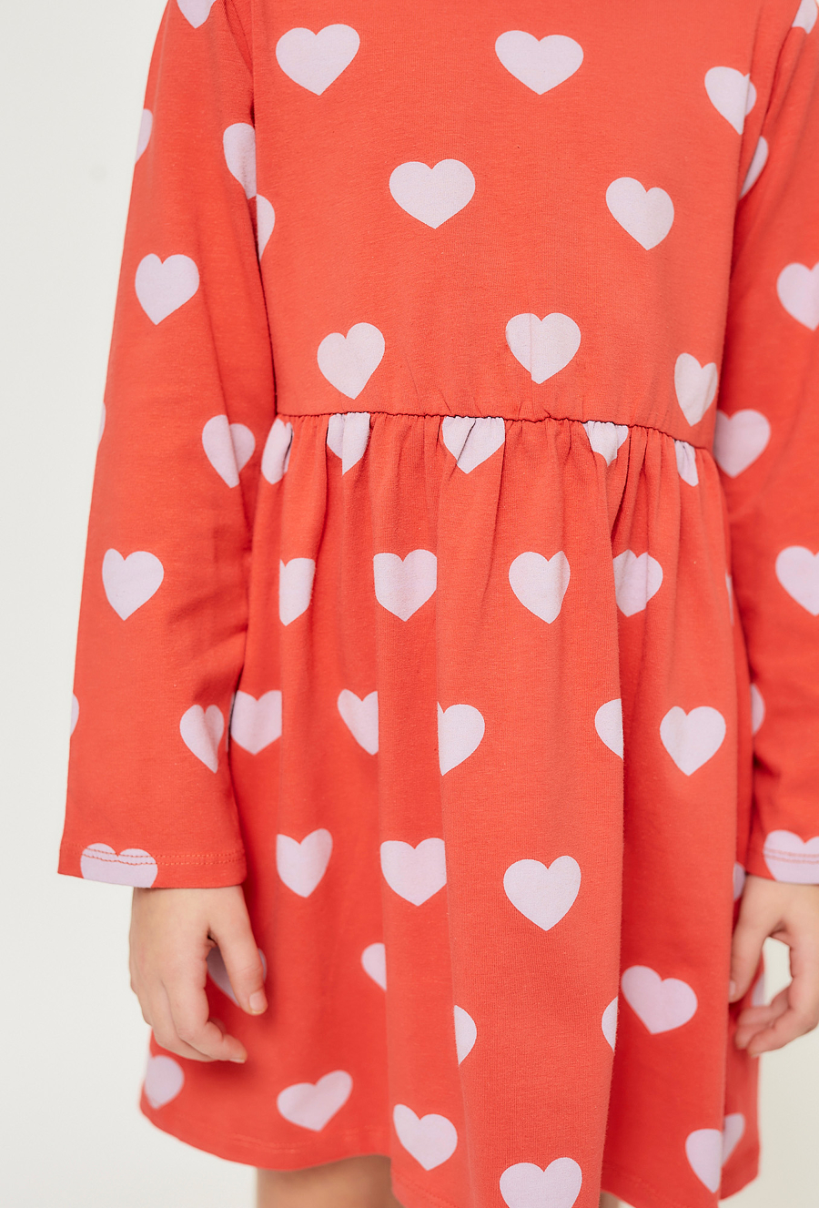 Czerwona sukienka z długim rękawem w serduszka