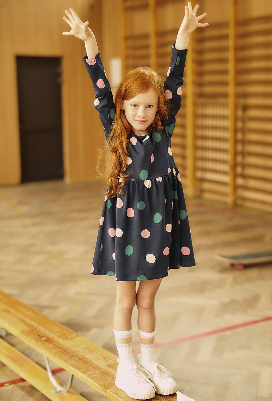 Granatowa sukienka dziewczęca w kolorowe grochy - 510.15.