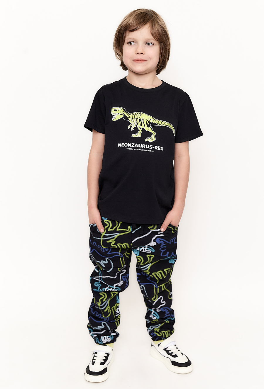 Czarne spodnie dresowe w dinozaury - regular - 510.15.
