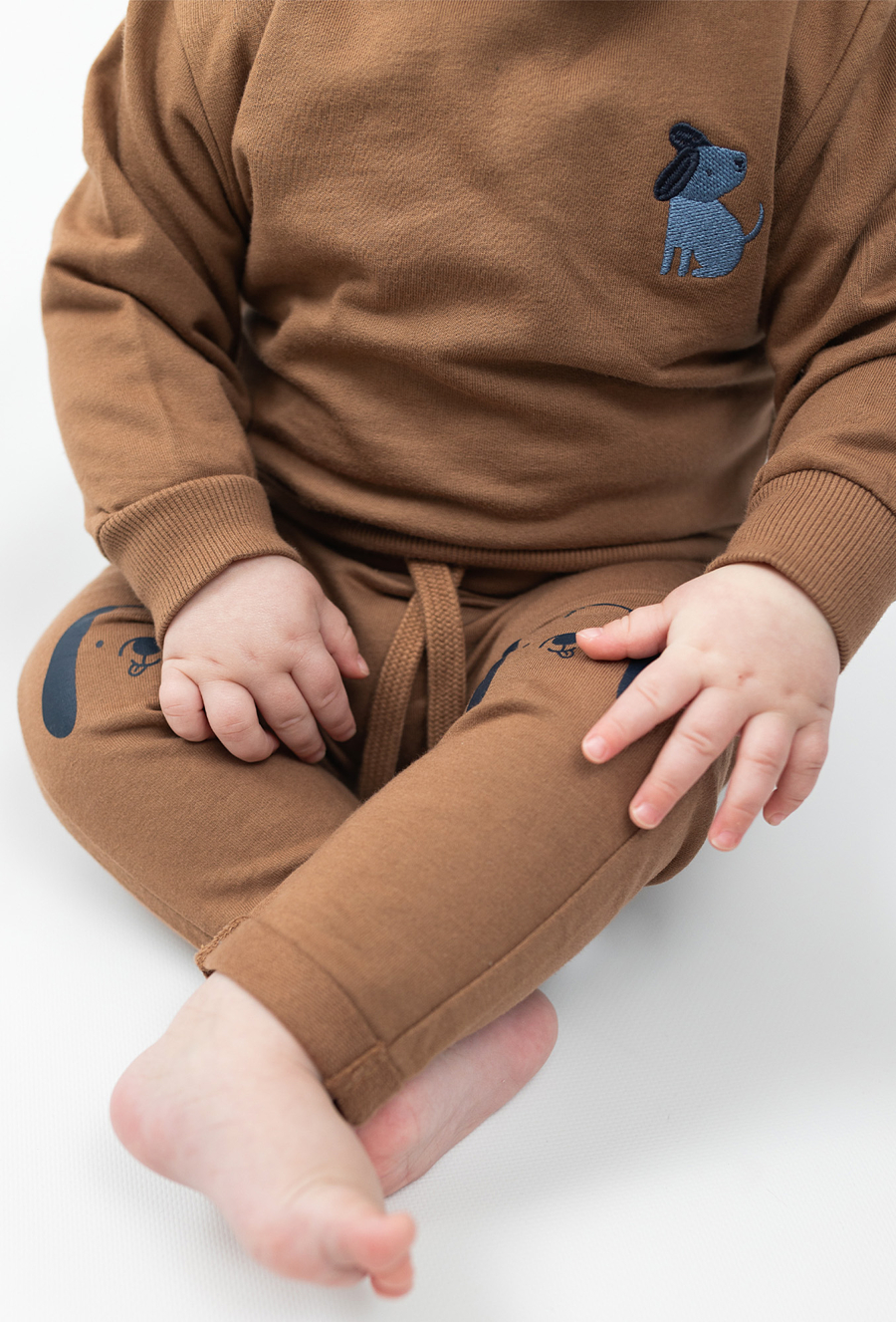 Brązowe spodnie dresowe dla niemowlaka - 510.15.