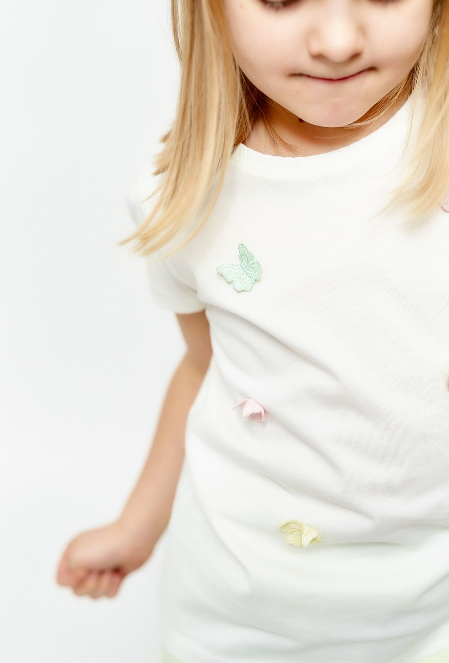 Dziewczęcy t-shirt z motylkami