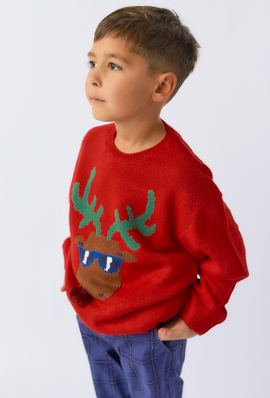 Chłopięcy sweter świąteczny z reniferem – czerwony